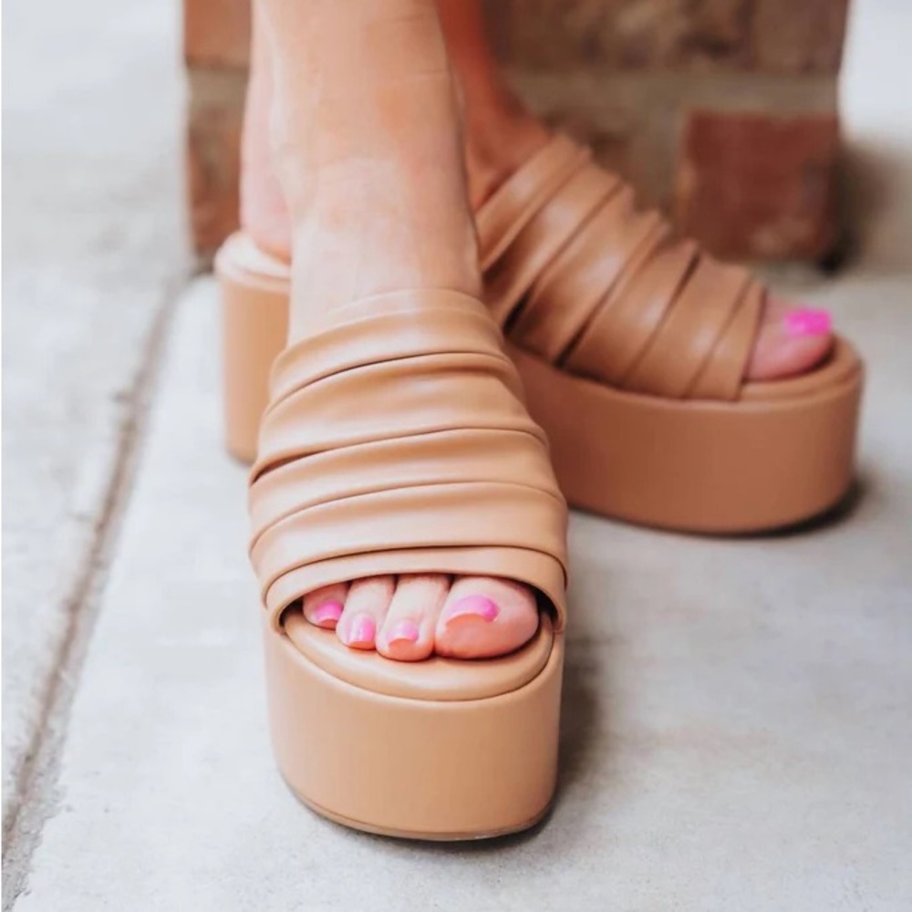 MARC FISHER Herald Platform Wedge Sandal in Light Natural. Size 9M